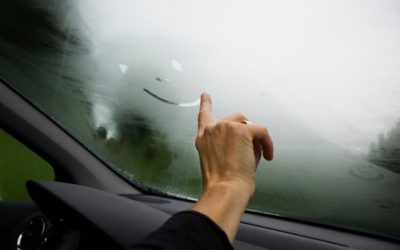 Comment enlever la buée dans une voiture ? Les meilleures astuces !